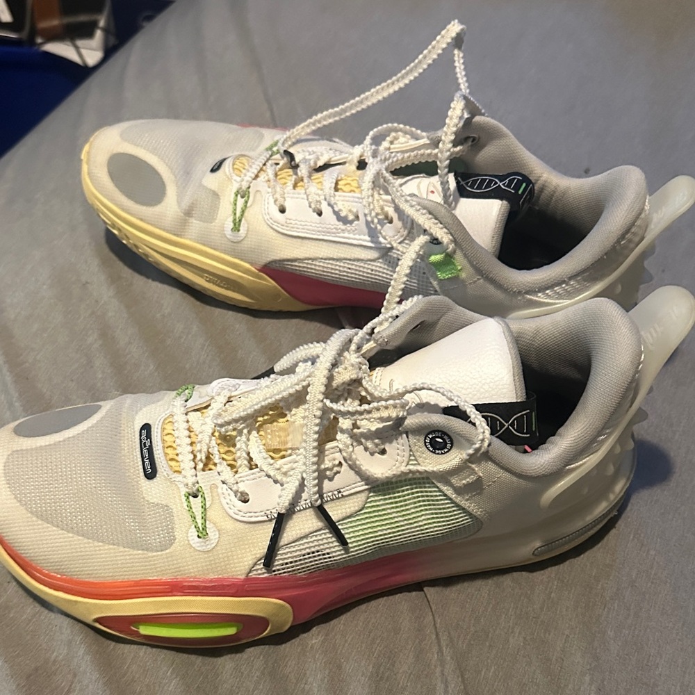 Stylish Athletic Shoes in White and Green
